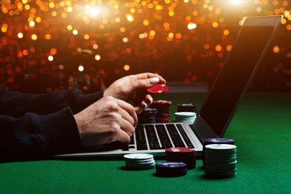 Feature cards for esports guide browsing inside v7v7 apk